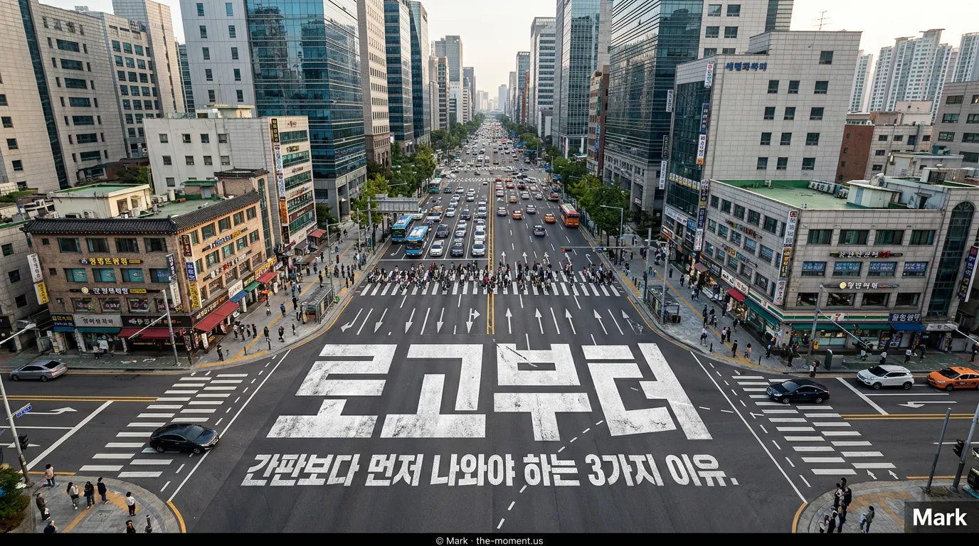 검은 포장 봉투, 배달 스티커, 작은 원형 앱 아이콘에 같은 치킨집 로고가 반복된 모습